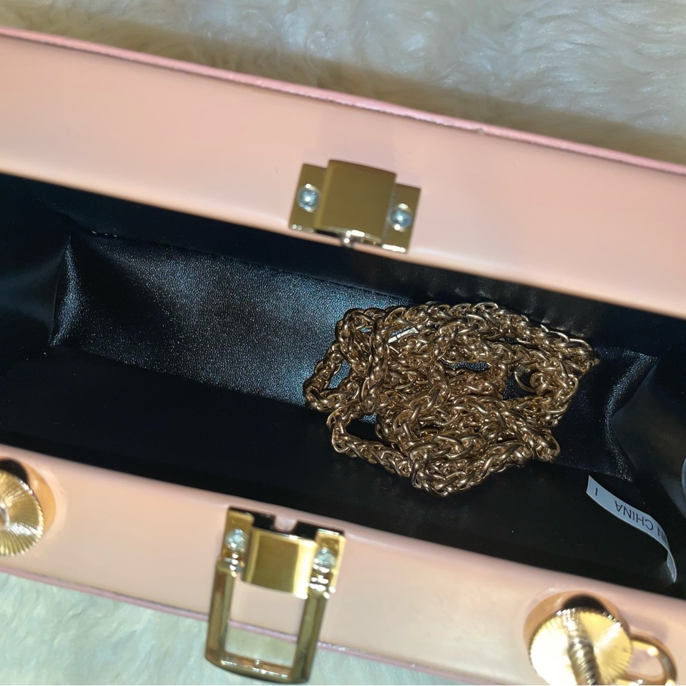 Boutique Chained Clutch/Crossbody🍑✨ - Picture 4 of 4